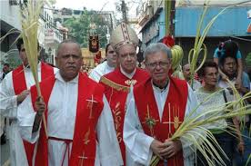 Los arzobispos y obispos presidirán todas las actividades religiosas católicas.