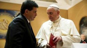 El papa Francisco y el presidente Cartes intercambiaron obsequios.