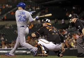 Adam Lind de los Azulejos de Toronto, conecta un rodado durante el cuarto episodio del juego ante los Orioles de Baltimore el viernes 11 de abril de 2014. José Bautista anotó en la jugada y Lind se embasó en error del tercera base Jonathan Schoop. (AP.