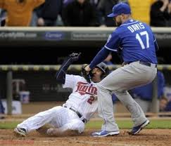 El lanzador de los Reales de Kansas City Wade Davis (17) no logra sacar out a Brian Dozier de los Nacionales de Washington el domingo 13 de abril de 2014. (AP).