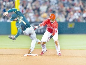 Nick Punto, de Oakland, falla en poner out en la segunda base en el partido de ayer. (AP ) .