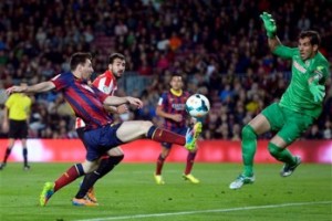 Lionel Messi (izquierda) durante nun momento del juego entre su equipo y el Athletic de Bilbao que se jugó el domingo 20 de abril .