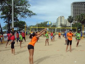 La playa de Güibia ya acoge torneos de volibol y actividades aeróbicas. 