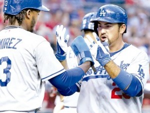 Adrián González (derecha) es el jugador más caliente que tienen los Dodgers actualmente. Tiene cuatro jonrones de manera seguida. (AP ) .