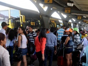 Cientos de personas abarrotaron las paradas de autobuses dando inicio al éxodo de vacacionistas con motivo del feriado de Semana Santa.