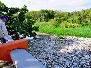 El río Yaque del Norte es tomado como vertedero de todo tipo de desperdicios, como plásticos.