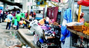 Parte del arrabal en los alrededores de la estación del Metro Mamá Tingó, que cada vez toma más fuerza. En varias ocasiones brigadas del Ayuntamiento de Santo Domingo Norte han limpiado el área.