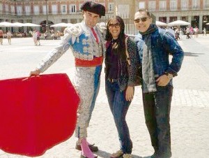 Rafa Rosario junto a su esposa con un torero en la Plaza Mayor de Madrid. 