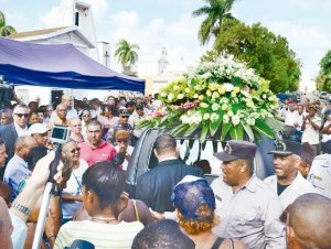 Los restos de Sonia Silvestre fueron sepultados ayer tarde en el cementerio de la Máximo Gómez.