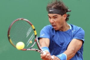 El tenista español Rafael Nadal devuelve la bola al ruso Teymuraz Gabashvili, durante el partido de segunda ronda del Masters 1000 de Montecarlo que ambos disputaron en Roquebrune Cap Martin (Francia) hoy, miércoles 16 de abril de 2014.