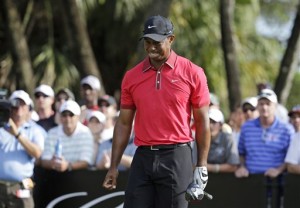 En esta foto del 9 de marzo de 2014, Tiger Woods gesticula durante la ronda final del torneo de golf de Doral, Florida. Woods se perderá el Masters por primera vez en su carrera después de someterse a una cirugía en la espalda. El golfista dijo en su página web que fue operado el lunes 1 de abril de 2014 en Utah por las molestias que llevaba varios meses sufriendo en un nervio. (AP ).