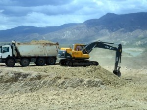 Las labores para construir la presa se concentran en el túnel de desvío del río Yaque del Sur, se habilitan los caminos de acceso y se erige el campamento donde estarán las oficinas. 