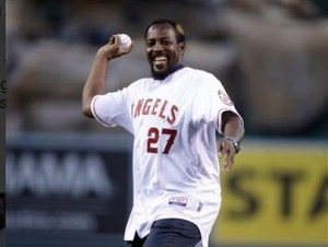 El dominicano Vladimir Guerrero hace el primer lanzamiento, antes del juego inaugural de la campaña entre los Angelinos de Los Angeles y los Marineros de Seattle .