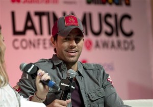 Enrique Iglesias habla de su música en la Conferencia Billboard de la Música Latina, el miércoles 23 de abril del 2014 en Miami.(AP).