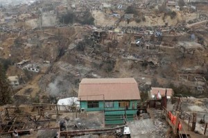 Aumentan a 15 mil los damnificados por incendio en Valparaíso. (Foto: El Mercurio)