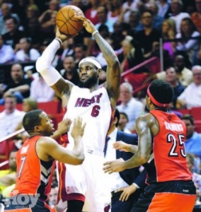 LeBron James, de Miami, al momento de realizar un pase.