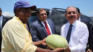 Presidente Medina recibe sandia durante la visita que hizo al proyecto agrario de El Limón de Jimani.