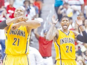 David West (izq.) encestó 29 puntos. (AP ).