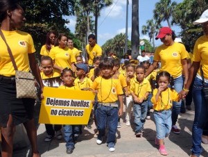 Con camisetas amarillas y sonando sus silbatos, los infantes de 4 y 5 años caminaron desde la avenida Máximo Gómez hasta la plaza Juan Barón, en el malecón .