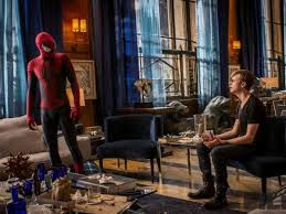 En la imagen principal aparecen Spider-Man (Andrew Garfield) y Dane DeHaan. Arriba a la derecha está Jamie Foxx -Electro- y debajo, la actriz Emma Stone. ap