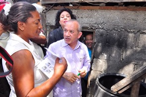 Atención. Ayer se realizó una amplia jornada de prevención contra los virus chikungunya y dengue en varios puntos del barrio Cienfuegos de Santiago. El ministro Freddy Hidalgo encabezó la actividad.