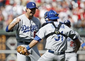 El abridor de los Dodgers de Los Ángeles, Josh Beckett, a la izquierda, celebra con el catcher Drew Butera luego de ponchar a Chase Utley, de los Filis de Filadelfia para completar su juego sin hit ni carrera el domingo 25 de mayo de 2014. Foto AP. 