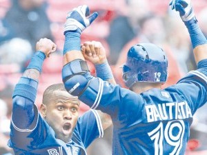 José Reyes (izquierda) celebra junto a José Bautista un cuadrangular conectado por este último ayer. (AP ) 