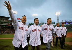 Celebridades. Manny Ramírez, Pedro Martínez, Kevin Millar entre otros saludan a la multitud durante el encuentro entre jugadores que le dieron a los Medias Rojas la corona mundial en el 2004. 