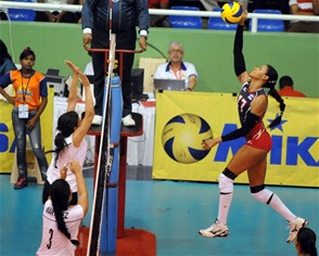 Atancando. La atacadora Gina Mambrú se dirige hacia la malla en su recia ofensiva de anoche contra la selección de El Salvador. Dominicana ganó 3 sets por 0. Foto: Cortesía Confederación Norceca.