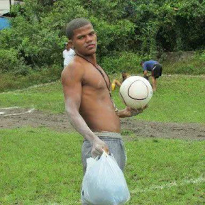 La foto presenta al joven deportista Starlin Santos (Cacón), quien fuera asesinado el pasado mes de marzo, previo a un llamado a huelga se desarrolló en Salcedo.