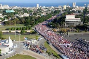 La marcha en La Habana cerrará con el paso de un bloque de 50 mil jóvenes con banderas cubanas.