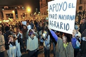 El campesinado pide renegociar los Tratados de Libre Comercio implementados en el país, la financiación de los créditos y bajar el precio de los insumos.