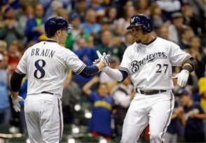 Carlos Gómez, de los Cerveceros, es felicitado al llegar al plato por Ryan Braun, tras dar un jonrón en el partido contra los Piratas.