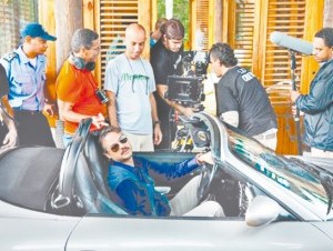 Un momento del rodaje: Montado en el carro se encuentra el actor Frank Perozo; y César Rodríguez (t-shirt mamey) dirige los técnicos .