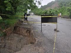 La carretera perdió un carril.