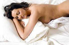 No invierta tanto tiempo seleccionando ropa para dormir. Dormir desnudo tiene sus beneficios.