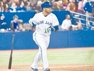 Edwin Encarnación observa el trayecto de uno de sus dos cuadrangulares. (AP ).