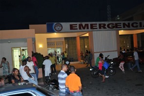 Dato. A la emergencia del hospital Luis E. Aybar acuden diariamente más de 100 pacientes febriles. Anoche el área estaba abarrotada.