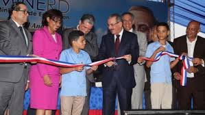 El presidente Danilo Medina contra la cinta para dejar inauguradas nueve escuelas en la provincia María Trinidad Sánchez.