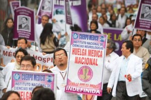 Galenos peruanos amenazan con extender la huelga de forma indefinida.
