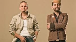 René Pérez, derecha, y Eduardo Martínez de la banda puertorriqueña Calle 13 posan para un retrato durante una conferencia de prensa en la Ciudad de México el 8 de noviembre de 2012. Calle 13 realizará una gira por Estados Unidos en mayo de 2014 con su álbum "MultiViral, la bnada lanzó recientemente su cuarto sencillo Ojos color sol con el cantante cubano Silvio Rodríguez. (Foto AP