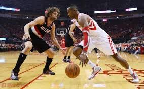 LWS107. HOUSTON (TX, EE.UU.), 30/04/2014.- Dwight Howard (d) de Rockets ante Robin López (i) de Trail Blazers hoy, miércoles 30 de abril de 2014, durante el quinto juego de cuartos de final de la Conferencia de la NBA en el Toyota Center de Houston, Texas (EE.UU.). EFE/LARRY W. SMITH/PROHIBIDO SU USO POR CORBIS