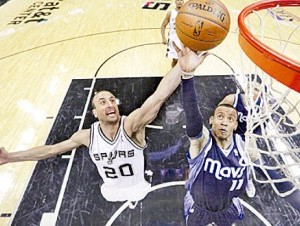 Manu Ginóbili y Monta Ellis pelean un balón durante el juego de anoche. (AP).