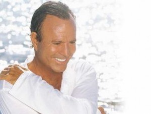 El cantante español Julio Iglesias ha vendido más de 250 millones de discos .