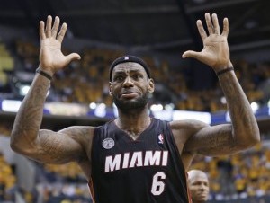 LeBron James fue el jugador con mayor registro de puntos por Miami con 22. (AP ) .