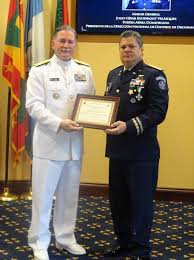 Jeffrey A. Lemmon, contralmirante de la Armada de EEUU, entrega certificado al mayor general Suffront Velázquez, presidente de la DNCD.