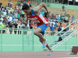 Luguelín Santos volvió a quejarse de las pésimas condiciones de la pista de atletismo del Estadio Olímpico.