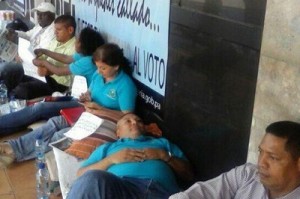 Seis educadores iniciaron el ayuno ante la sede de la Defensoría del Pueblo.