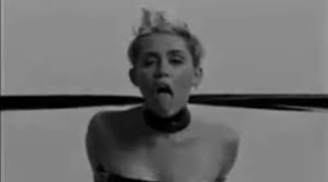 Miley Cyrus en el video clip de "Tongue Tied".