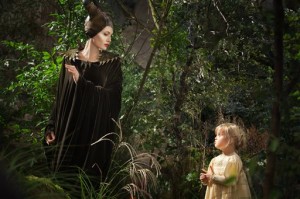 Angelina Jolie como Maléfica izquierda y su hija Vivienne Jolie-Pitt como Aurora en una escena de "Maléfica", que se estrenará el 30 de mayo. (Foto AP